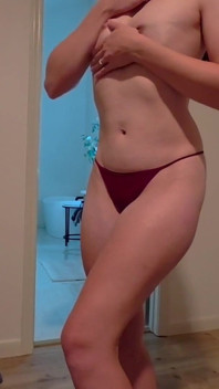 Tímida Magrinha Ruiva Se Masturba Depois De Tirar a Roupa