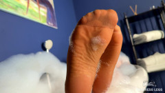 Mistress Legs: Bohyně se koupe v tan punčochách a škádlí tě nylonovými nohami