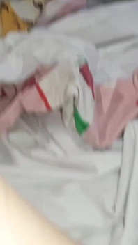 서로의 반대에 우리는 열정적으로 우리의 털이 무성한 보지를 자위