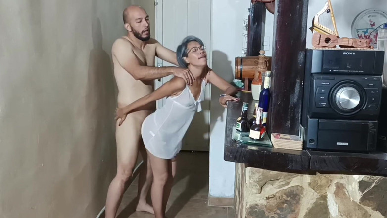 Swingersamateur40: वह कहती है कि हम परिवार हैं, लेकिन जिस तरह से वह मुझे देखती है, अन्यथा कहती है ।