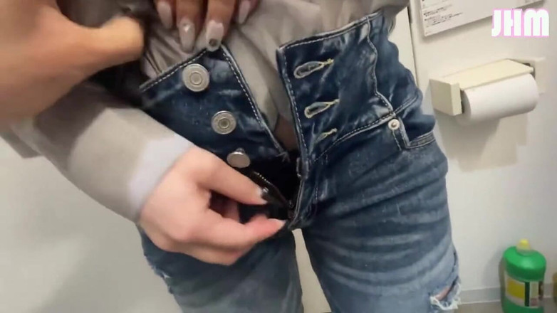 Japanese Hentai Matings: 一个苗条的美女探索自由，在夜空下寻找安静的释放