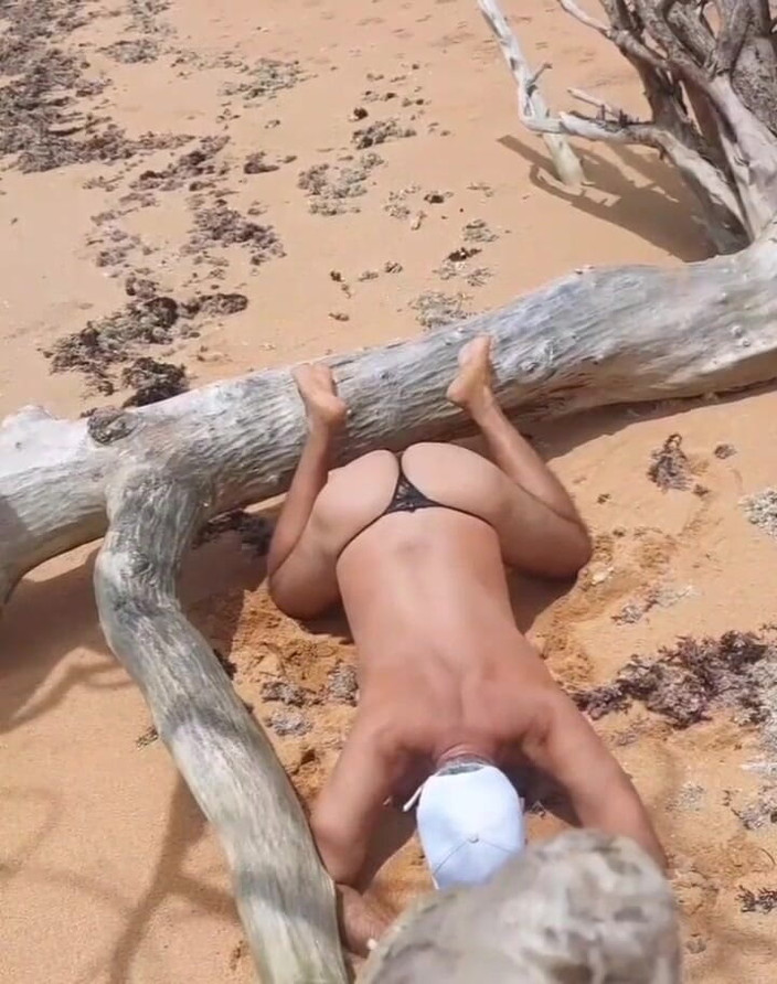 Ladysilvas: Ladysilva zeigt sich in sexy höschen am strand