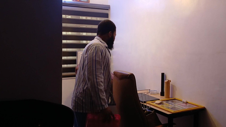 Mara Exotic: 家事担当:エボニー・ファット・アス・ベイブが前かがみになる