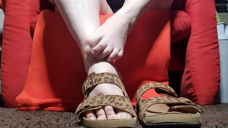 Dirty Jade: 穿着豹纹拖鞋溅到我的脚上