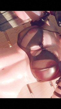 Latina megaera yang menggairahkan dengan pepek ketat dikongkek tegar oleh zakar putih besar, keseronokan creampie yang sengit