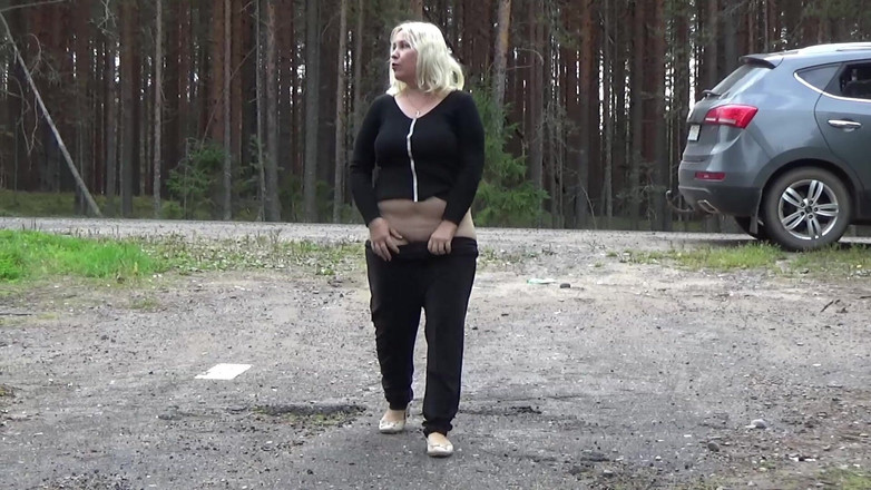 Lady Rose pee pee: गोल्डन रेन 97 - सड़कों पर पेशाब