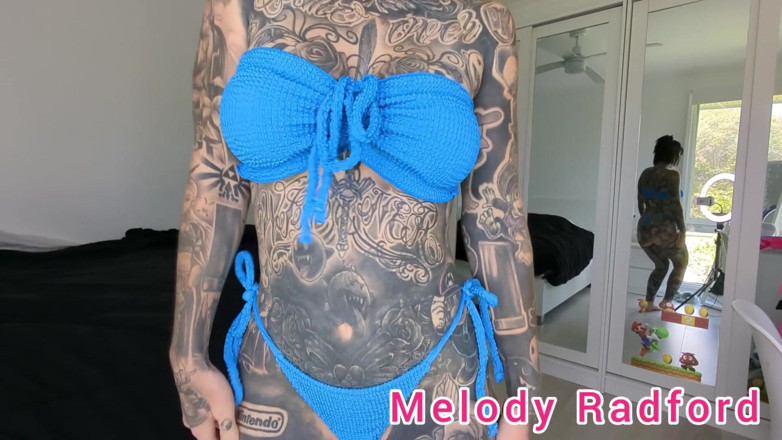 Melody Radford: Rosa och lila underkläder Försök med att dra Melody Radford...