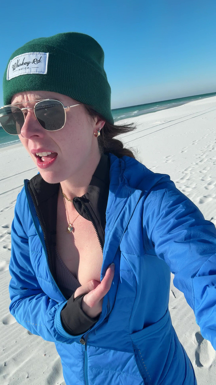 Nadia Foxx: 在海滩上散步需要快速高潮！