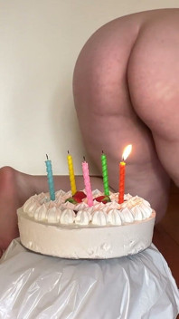내 생일 케이크에 걸레와 앉아