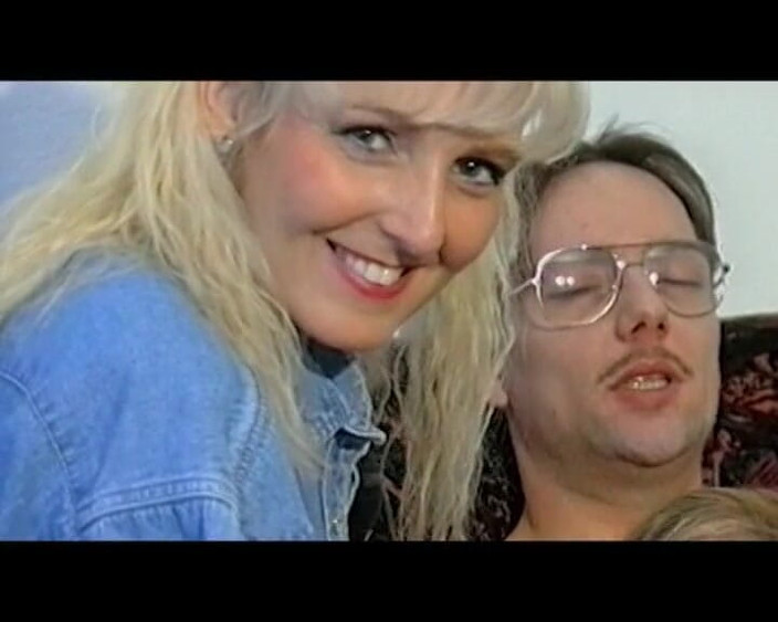 German Threesome: Amatérský německý pár se baví, zatímco reportér sleduje