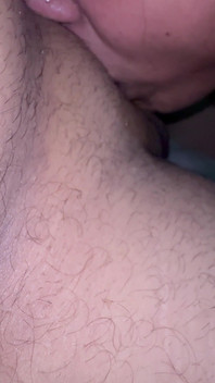 Niesamowite obciąganie z związanymi rękami