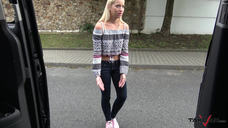Take Van: 靴を紛失した女の子は、最良の保存ソリューションとして私たちのバンを見つけますが、彼女は間違っています