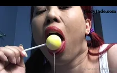 Pirulito provoca meu primeiro, mas não meu último clipe de pirulito! Nós dois temos uma fixação oral, vamos corrigir isso! Assista como eu chupo, lambe, baba