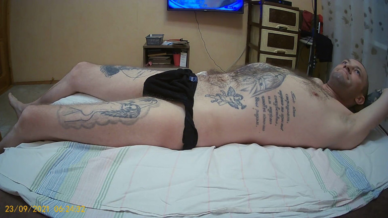 Zona901: Instead of a foot massage, I jerk off his cock...