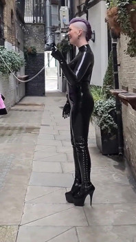 Sissy Led melalui London Streets
