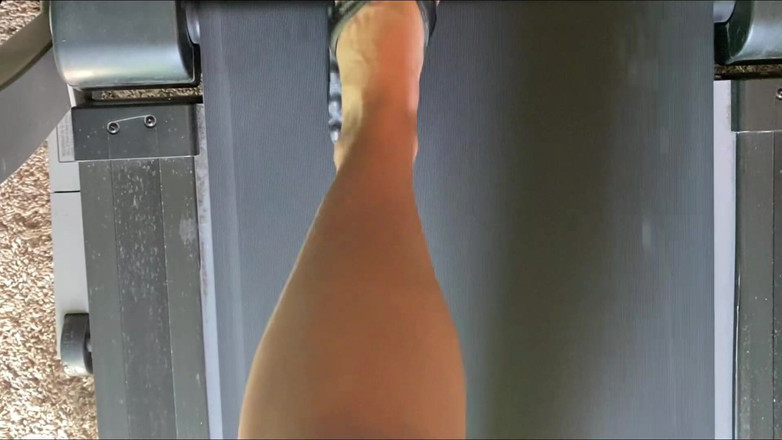 footivities: 在跑步机上穿着人字拖的脚 - ivys Feet