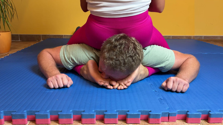 Mean Asian Wife: Nožní wrestlingová dominance bosé ponížení