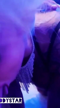호텔 방에서 섹스하는 거유 금발 비보 걸레 딥쓰롯