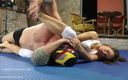 European Erotic Mixed Wrestling Club: Attraktiv brunett Athina står inför en mexikansk gay medan de...