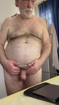 Trenér Karl dává svého ptáka do děvky