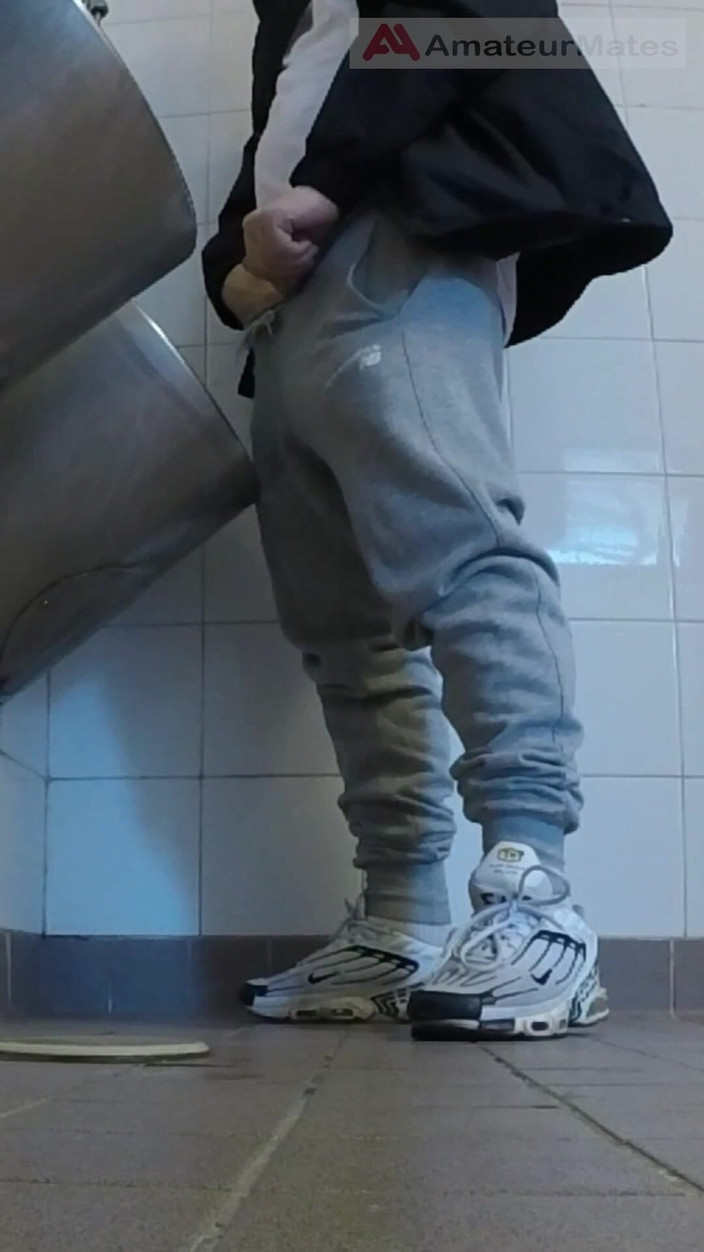 AmateurMates: Amatérští chlapci v teniskách masturbují a zkouší honění na pisoáru...