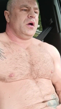 Eu estou dirigindo nua em um carro na estrada e eu estou me masturbando até gozar