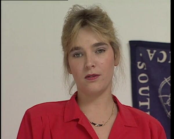 YOUR FIRST PORN: Rijpe Jenny zorgt voor haar poesje