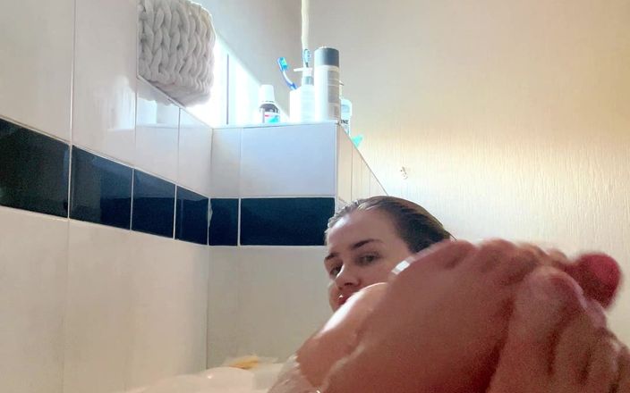 JessieHH: Zieh das Telefon ab und wasche meine titten in der...