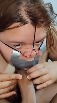 La troia paffuta estrae tutto il mio sperma negli occhi
