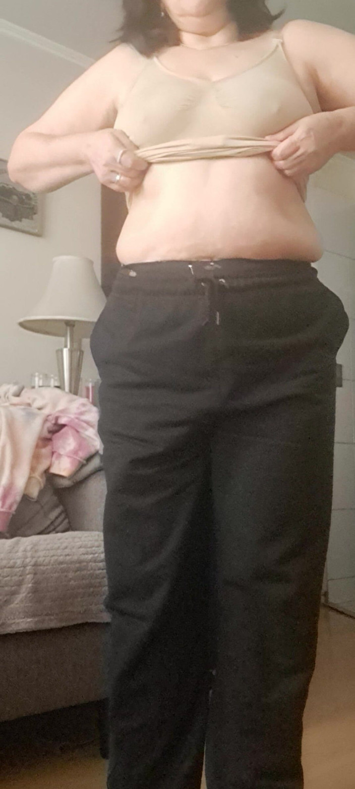 Mommy big hairy pussy: MILF își dă jos hainele și se dezbracă până la chiloți