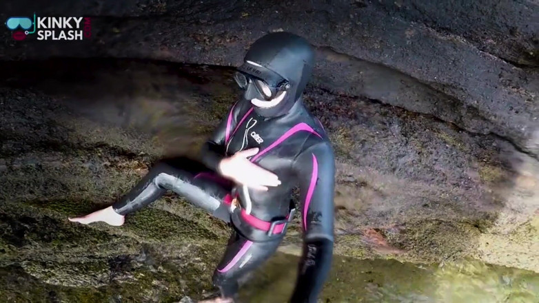 UKCuteGirl Lucy Lauren: Neopreen wetsuit &amp; duikmasker masturbatie aan zee