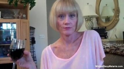 Wicked Sexy Melanie: Une mamie blonde tire et suce une bite en POV