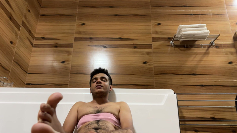 Alyssa Karim Merali: Tânărul efeminat se cu degetul până la orgasm