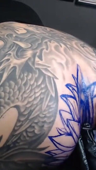 Farsi tatuare il buco del culo per 4.5 ore