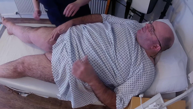 Aaexperiencesltd: Пан Хьюз йде до членолога Матрона Сатана, щоб допомогти його крихітному пенісу!