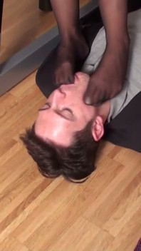 Il bravo ragazzo ama succhiare quelle dita dei piedi nel nylon