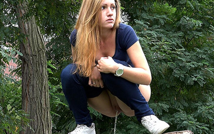 Puffy Network: Woodland by Got2Pee 女の子が小便に来る場所