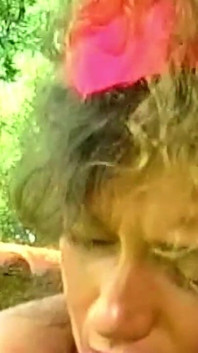 Wielbienie koguta na świeżym powietrzu - dojrzała brunetka ssie pulsujący kutas