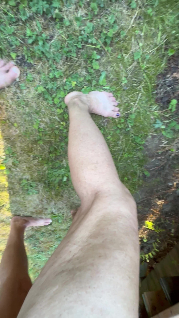 Bonewizzard69: La moglie sporca lentigginosa si piega sul mazzo e viene...