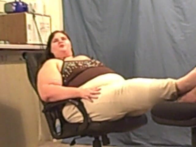 BBW nurse Vicki adventures with friends: Ssbbw Angie masticando y soplando goma de goma para ti