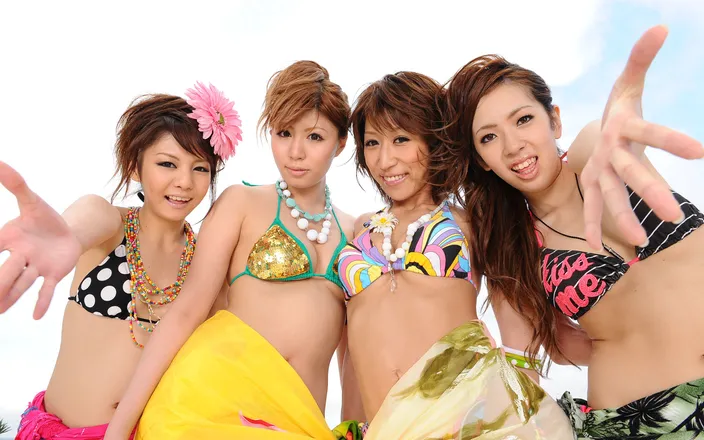 Go Sushi: ビーチの4人の日本人の女の子が中出しで熱いセックスの時間を過ごす