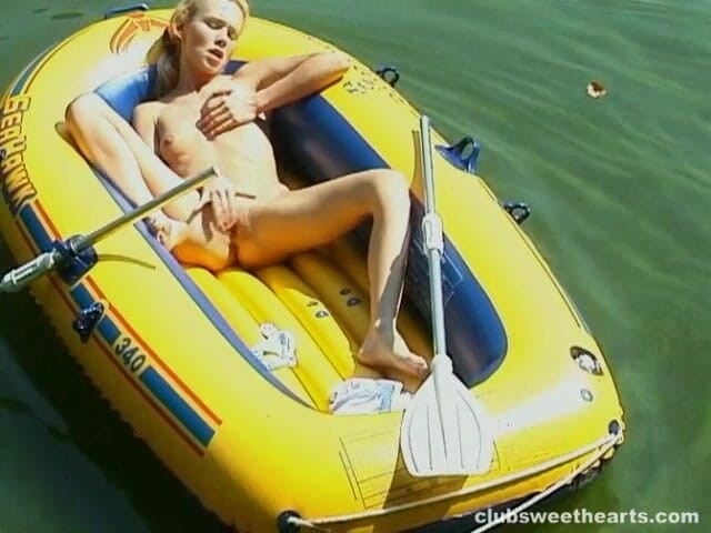 SkinnySweetHearts: Debbie melancap dalam bot getah