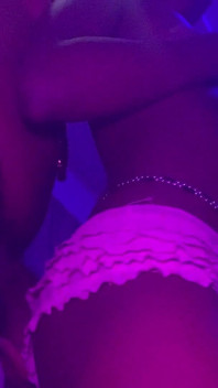 Danza sexy amatoriale fatto in casa con una calda teen ebano che macina il culo sul mio duro cazzo da vicino