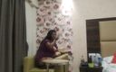 Hindi-Sex: Пишна індійська дівчина грає з пиздою на стільці