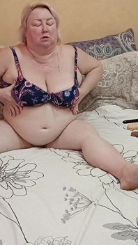 Stiefmutter masturbiert abends ihre fleischige muschi und reibt ihre dicken titten