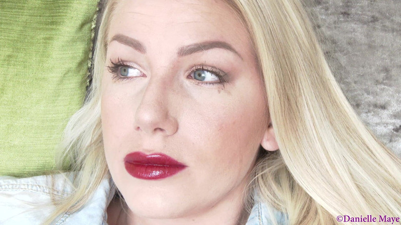 Danielle Maye: Awn con lápiz labial