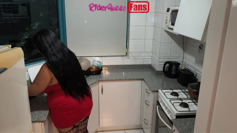 Riderqueen: Mẹ kế gợi cảm trong nhà bếp - video cho người...