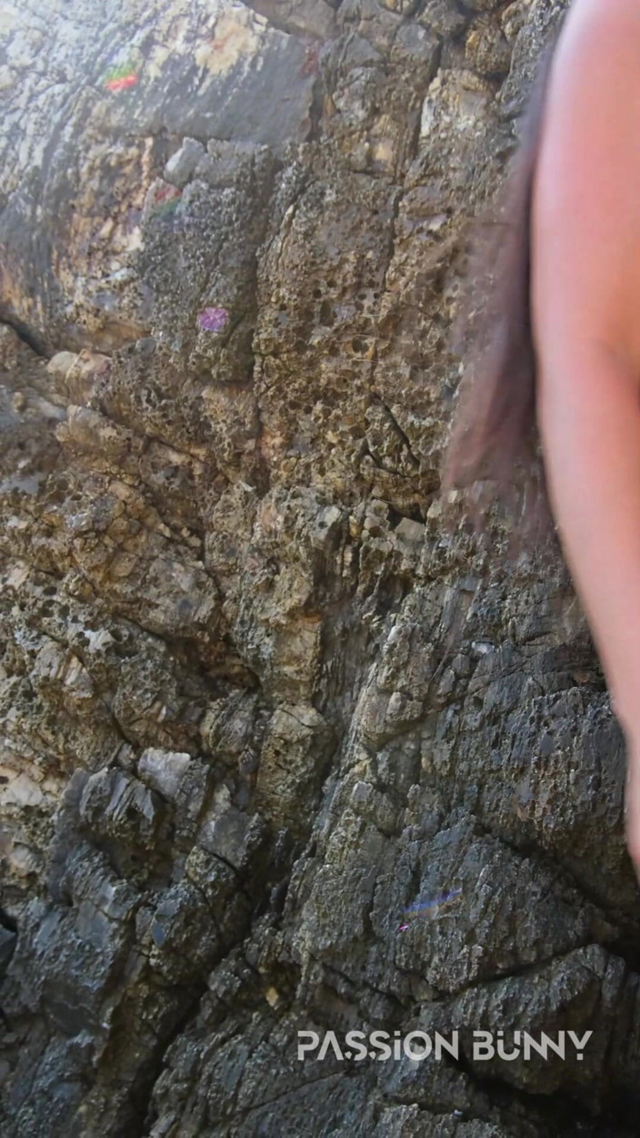 PassionBunny: Bikini merah seksi pamer dan bersantai di surga tropis