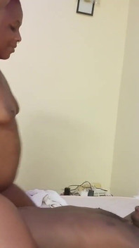 Un băiat bogat fute o fată în camera lui de hotel în Lagos Island