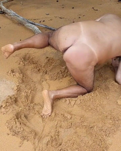 Ladysilvas: Ladysilva zeigt sich nackt am strand